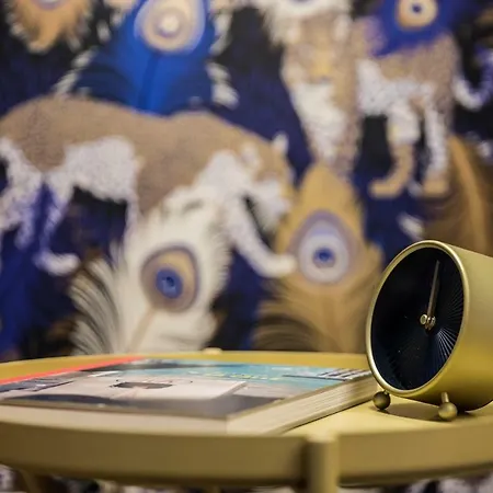 Sophie's Art Broadway Apartment