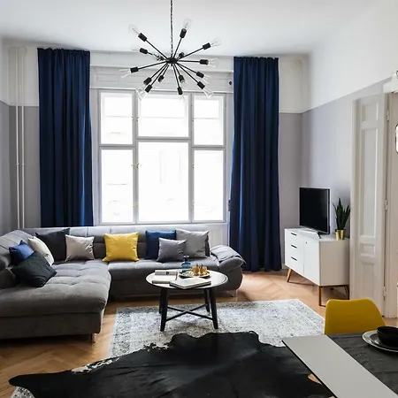 Sophie's Art Broadway Apartment *